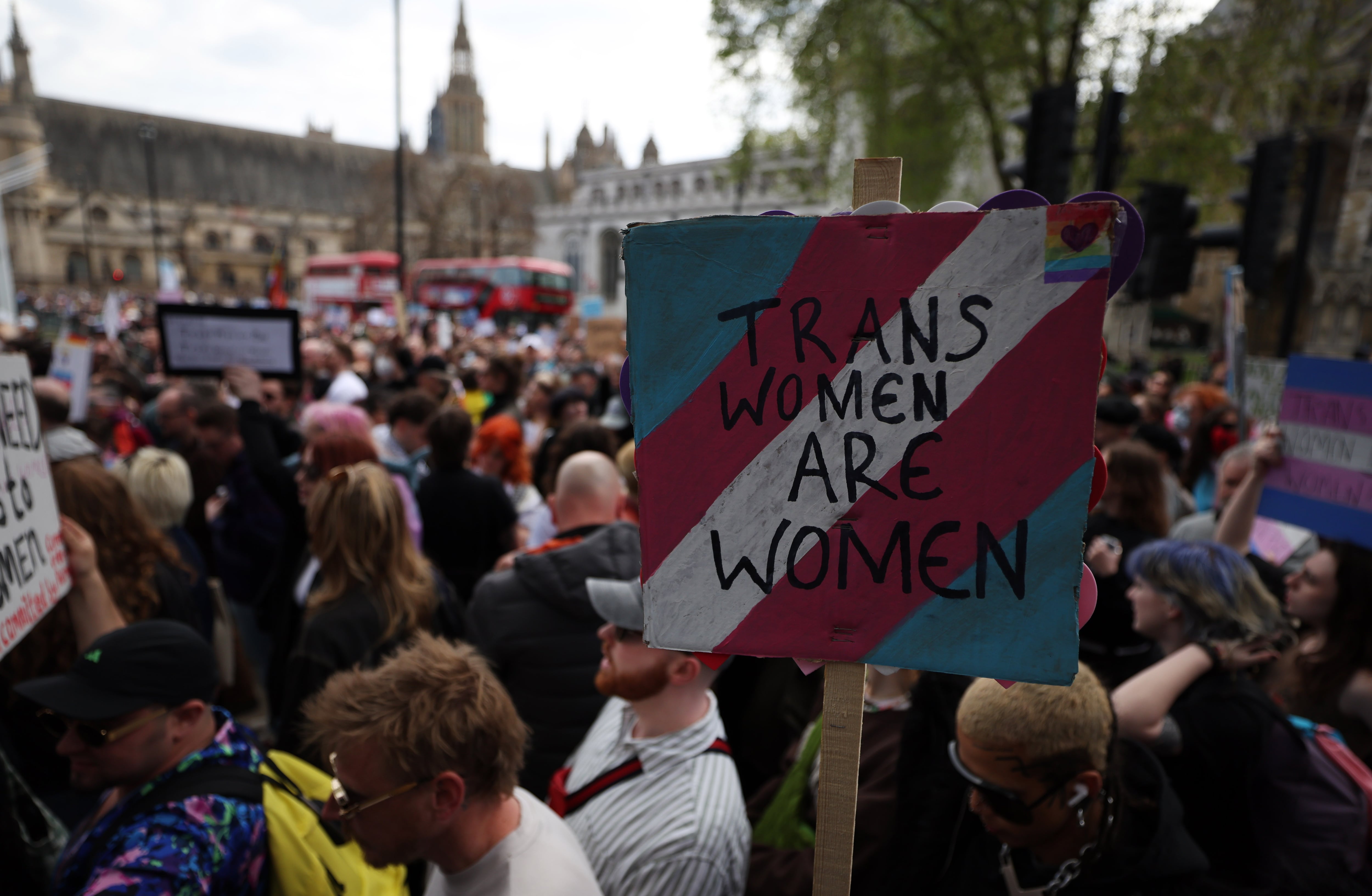 Manifestación a favor de las mujeres trans frente al parlamento británico en Londres