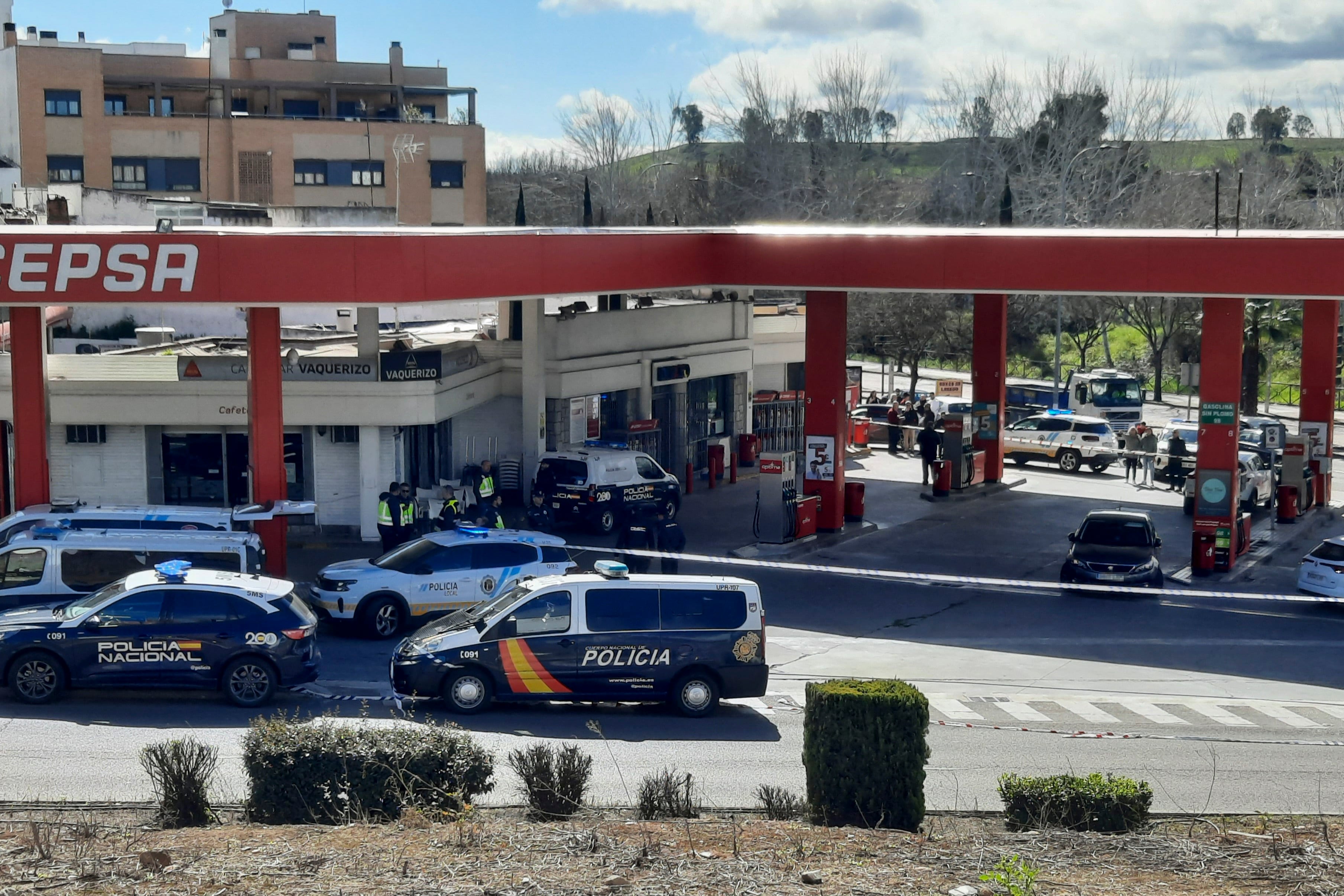 BADAJOZ, 29/02/2024.- Efectivos de la Policía Nacional buscan al auto o autores de los disparos registrados en una cafetería de una estación de servicio, en la que ha fallecido una persona y otra ha resultado herida, este jueves en Badajoz. EFE/José Luis Real
