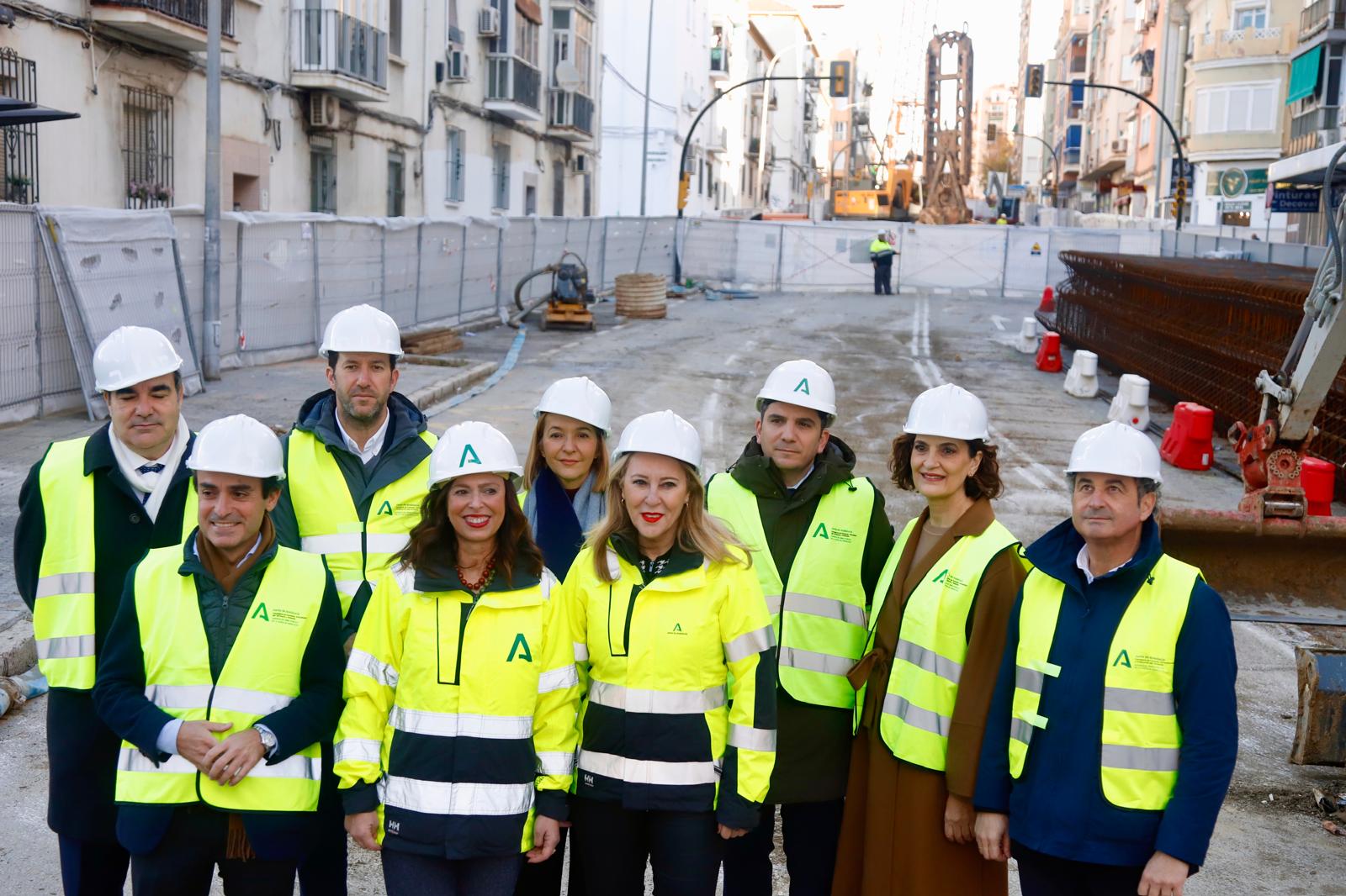 La comitiva de la Junta que ha visitado este lunes las obras del metro de Málaga en Eugenio Gross