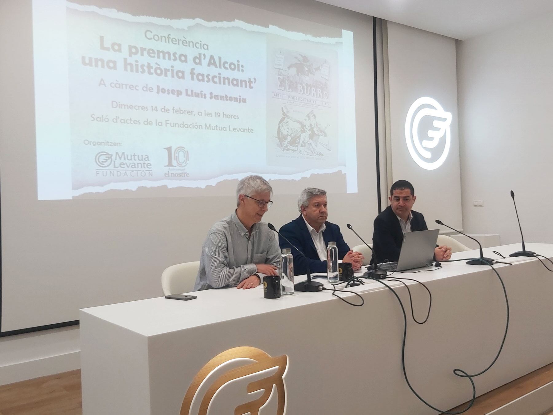 Luis Peidro, Josep Lluís Santonja i Toni Francés durant la presentació de la xarrada sobre la història de la premsa a Alcoi