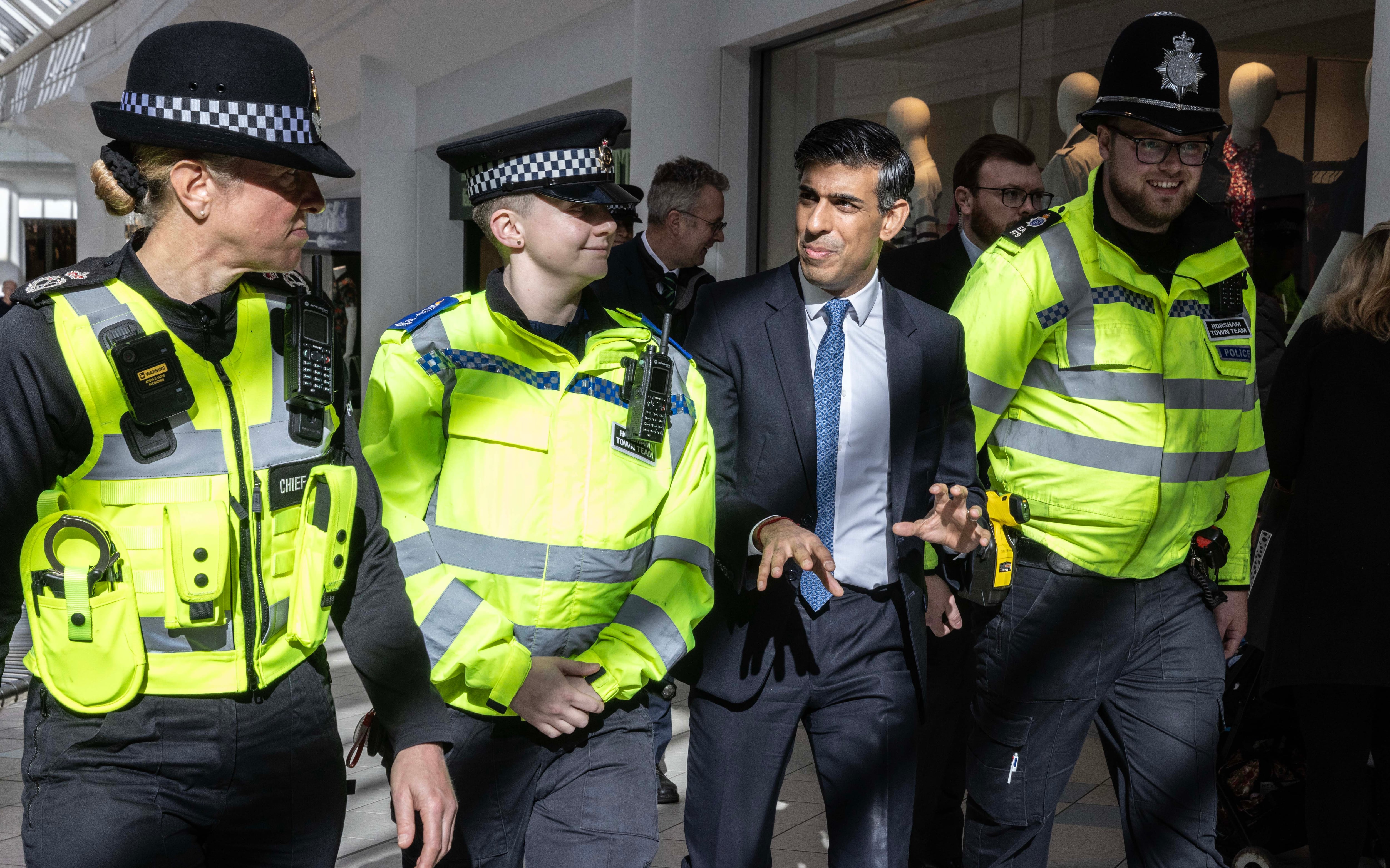 Rishi Sunak junto a varios policías en Londres