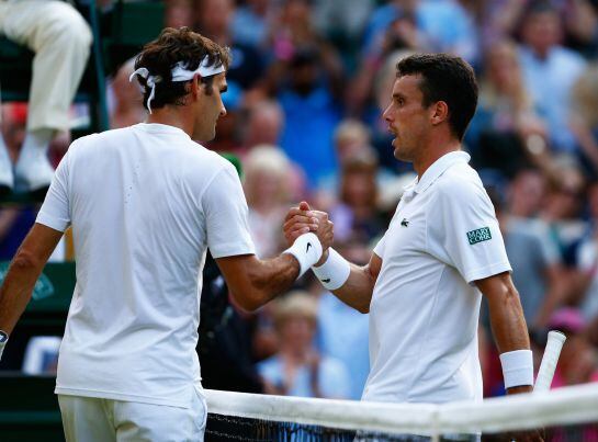 Federer y Bautista se dan la mano al desenlace del encuentro