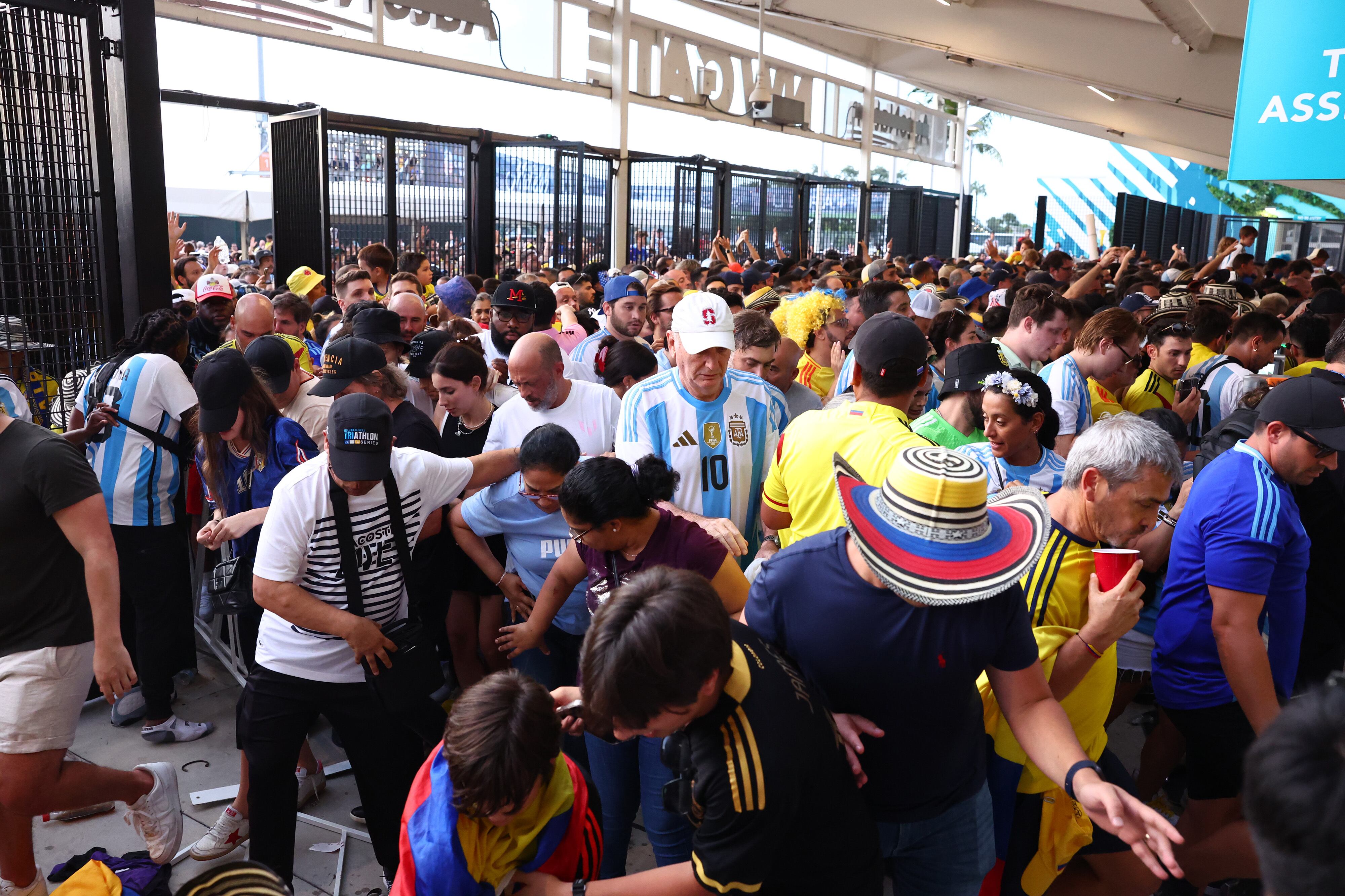 Disturbios a la entrada de estadio de Copa América.