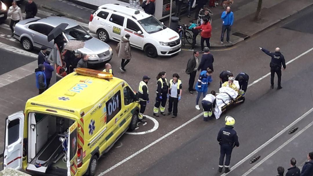 Uno de los ciclistas atropellados es trasladado en camilla.