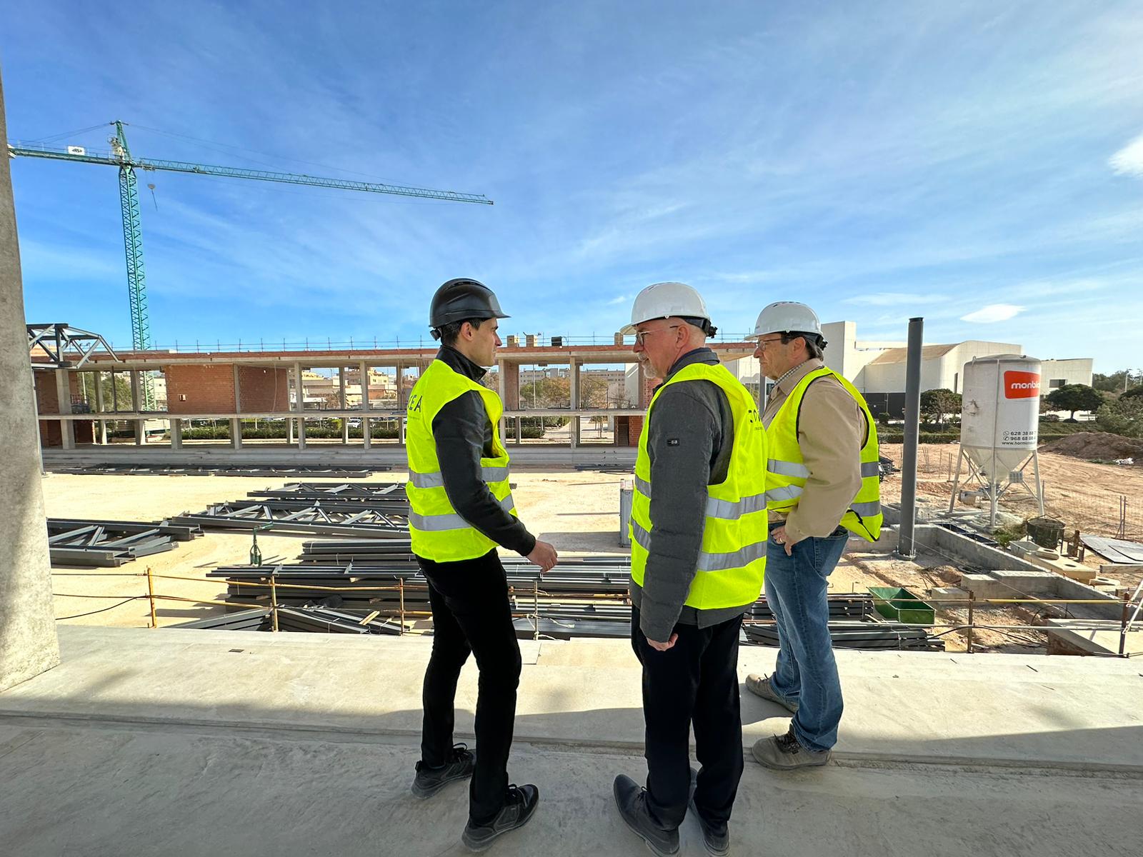 El alcalde de San Vicente, Jesús Villar, visita las obras del segundo pabellón deportivo