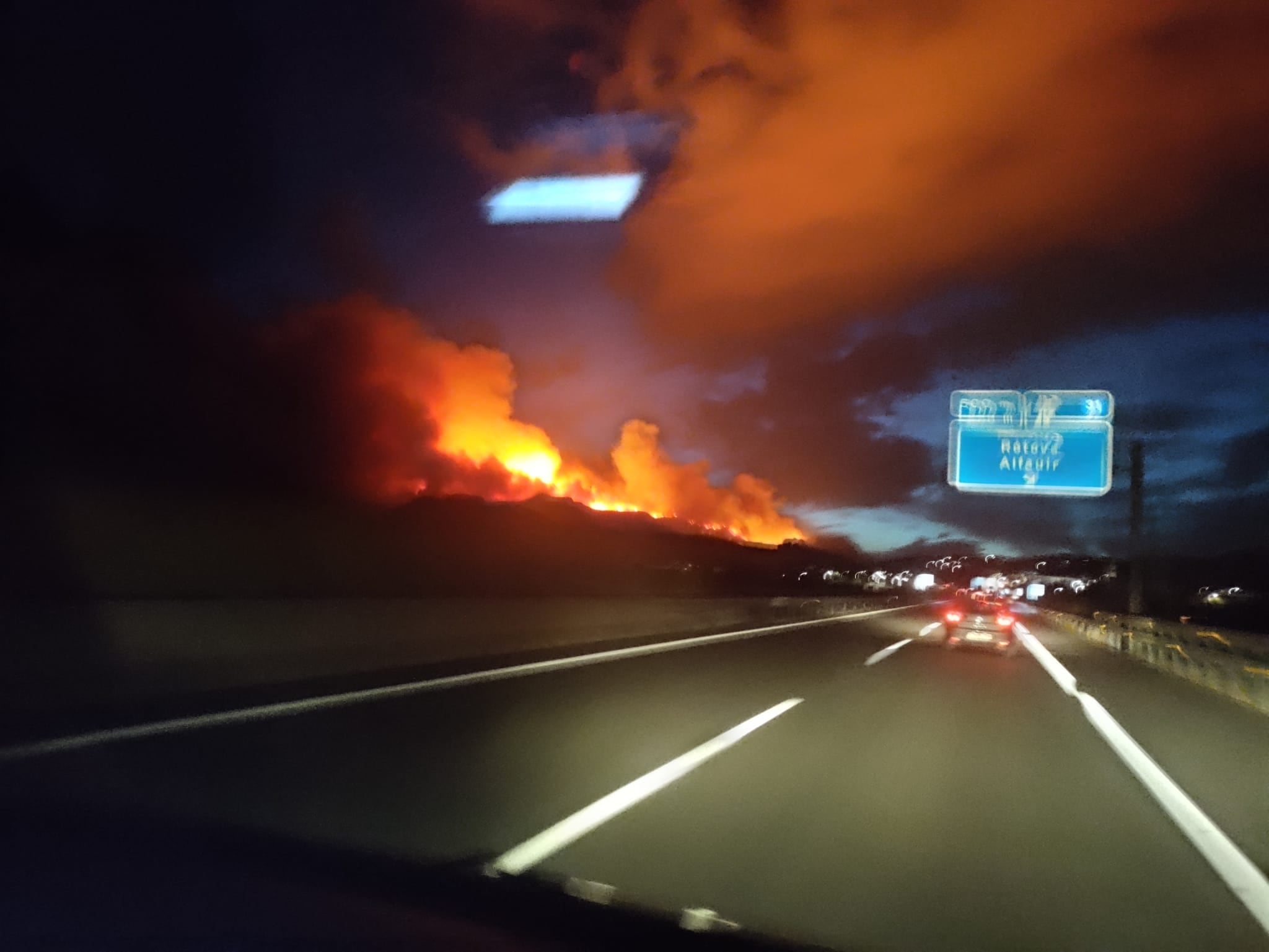 Incendio visto desde la Autovía del Morquí, a su paso por Ròtova