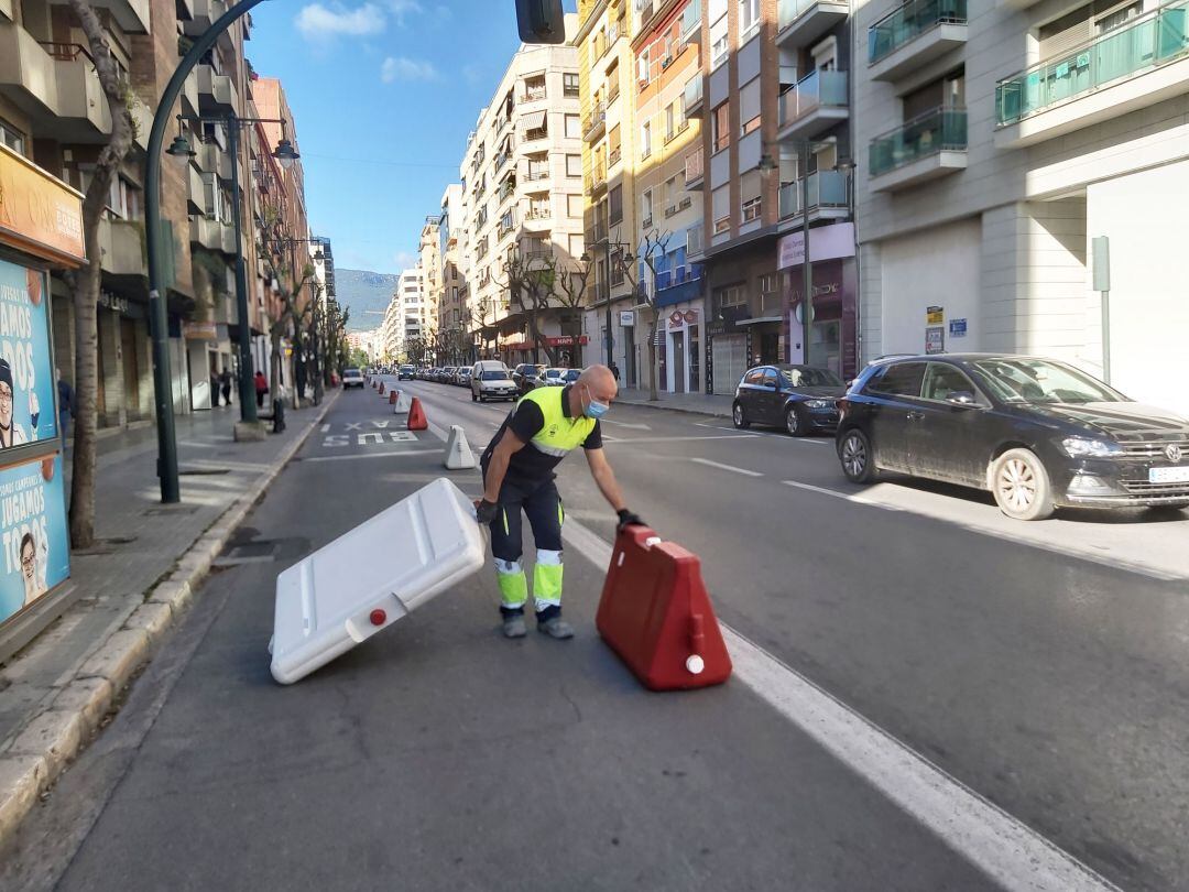 Un instante en el que los operarios municipales instalaban los elementos separadores