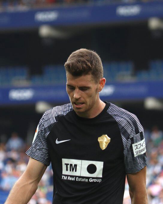 Gerard Gumbau se retira cabizbajo tras un partido con el Elche esta temporada