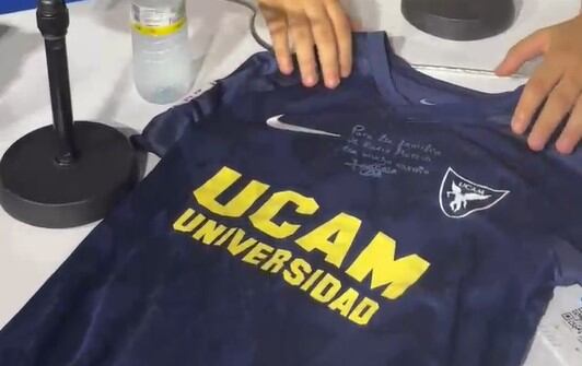 La camiseta del UCAM CF que Radio Murcia regala a sus oyentes, firmada por Juanma Bravo.