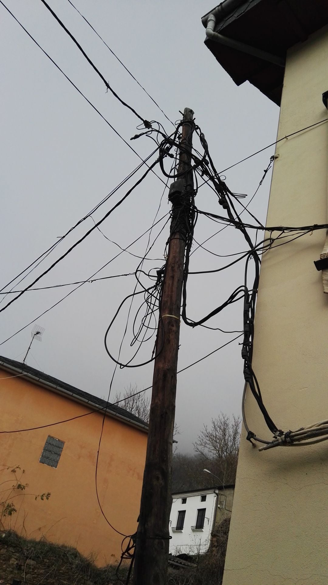 Muestra del mal estado de las estructuras de teléfono y ADSL en el municipio de Trabadelo.