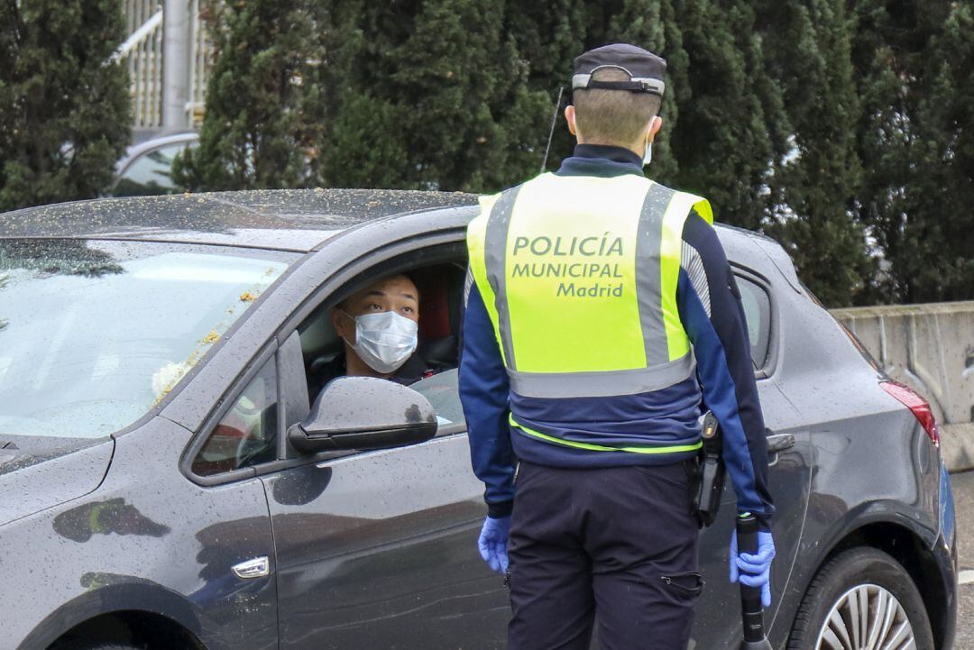 La Policía Municipal de Madrid realiza un control en la capital.