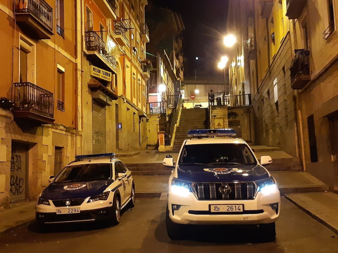 Dos coches patrulla de la Ertzaintza, en una imagen de archivo