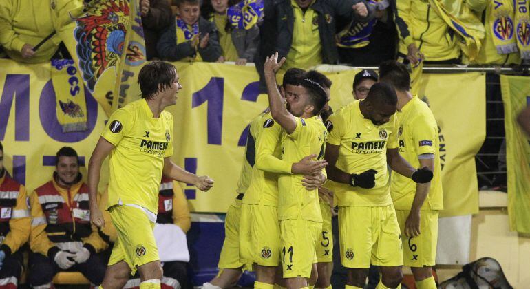 Los futbolistas del Villarreal celebran el gol de Adrián.