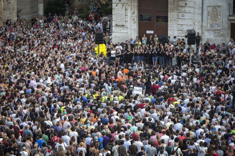 GRA359. VALENCIA, 03/07/2015.- La Asociación de Víctimas del Metro del 3 de Julio (AVM3J) ha celebrado este mediodía el noveno aniversario del siniestro con una concentración en Valencia EFE/Gustavo Grillo