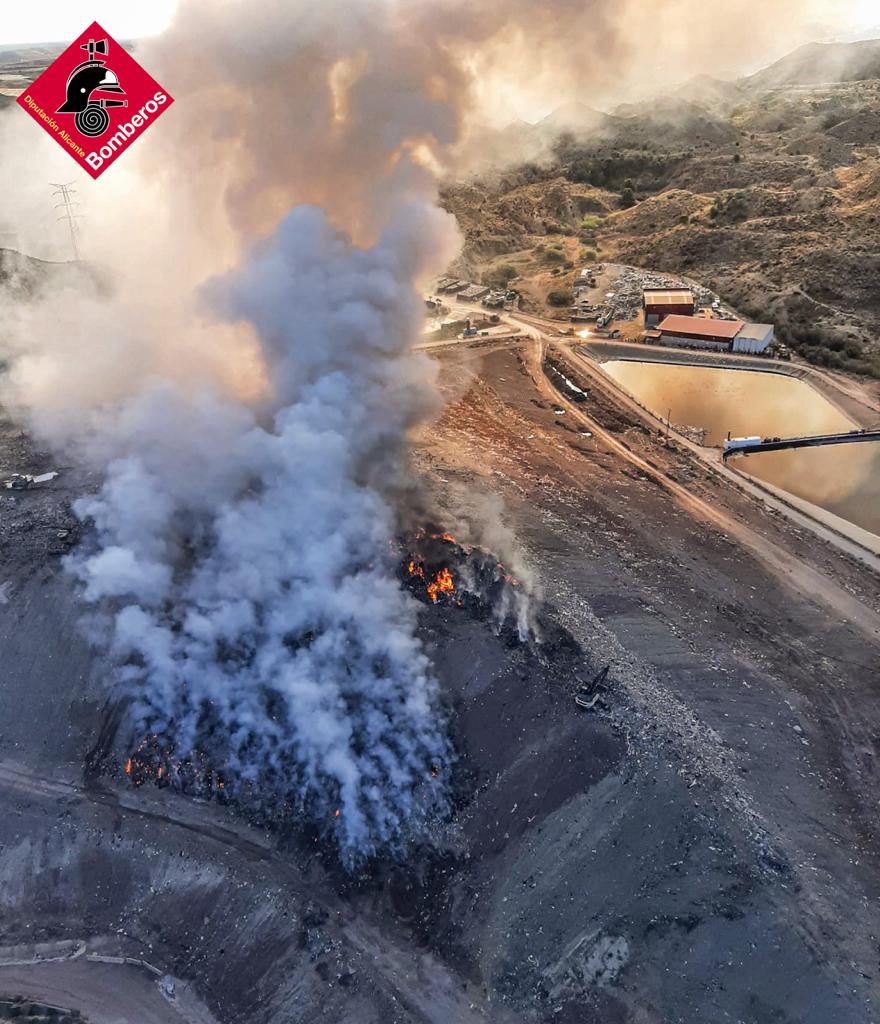 Gran columna de humo provocada por el incendio en el vertedero Piedra Negra de Xixona