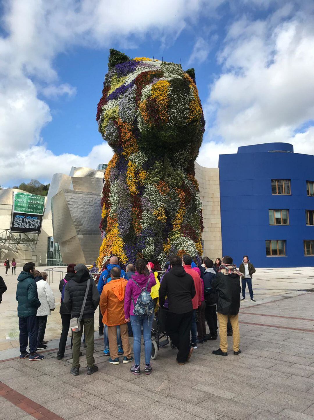 29 residentes y 8 trabajadores de Hermanas Hospitalarias Palencia disfrutaron de un inolvidable viaje a Bilbao