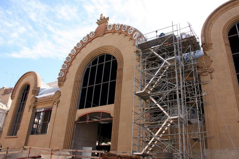 Façana del Mercat Central de Tarragona amb una bastida d'obres.