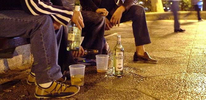 Jóvenes haciendo botellón en la calle.