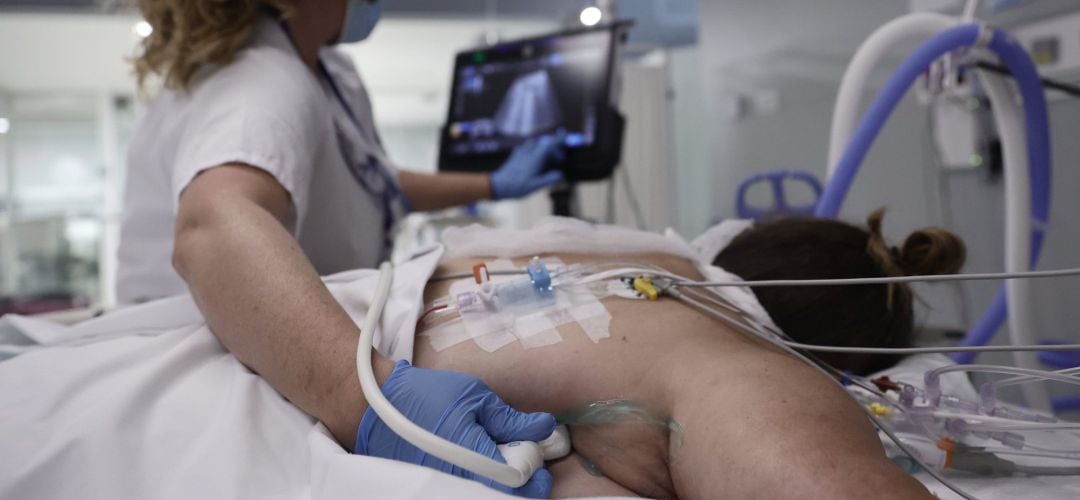 Una enfermera realiza una ecografía a una paciente en la UCI del Hospital Enfermera Isabel Zendal