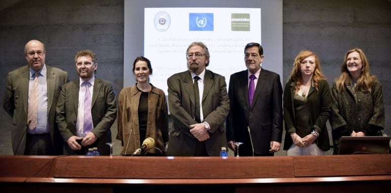  El presidente del Comité de Derechos Humanos de la ONU, Fabián Omar Salvioli, ha impartido hoy en Bilbao una conferencia invitado por el Ararteko-Defensor del Pueblo Vasco, Manu Lezertua, con motivo de la conmemoración del 67 aniversario de la Declaración Universal de los Derechos Humanos. 