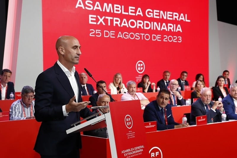 Luis Rubiales delante de la Asamblea