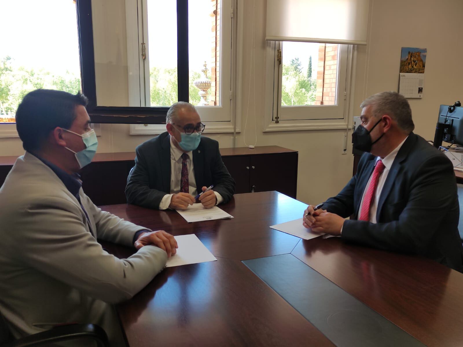 Reunión del alcalde de Écija, David Ostos y el presidente de la Confederación Hidrográfica del Guadalquivir, Joaquín Páez Landa /Ayuntamiento de Écija