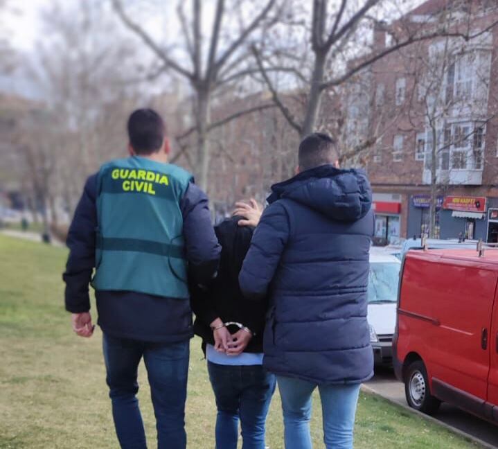 Dos guardias civiles detienen al presunto estafador.