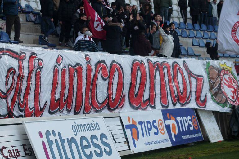 Un grupo de hinchas lució una emotiva pancarta en el Reino