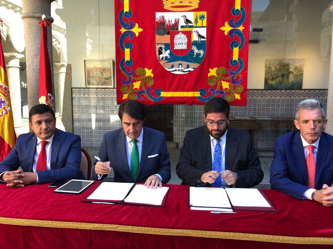 Momento en el que el consejero de Fomento, Juan Carlos Suárez-Quiñones, y el presidente de la Diputación, Jesús Manuel Sánchez Cabrera, firman el convenio