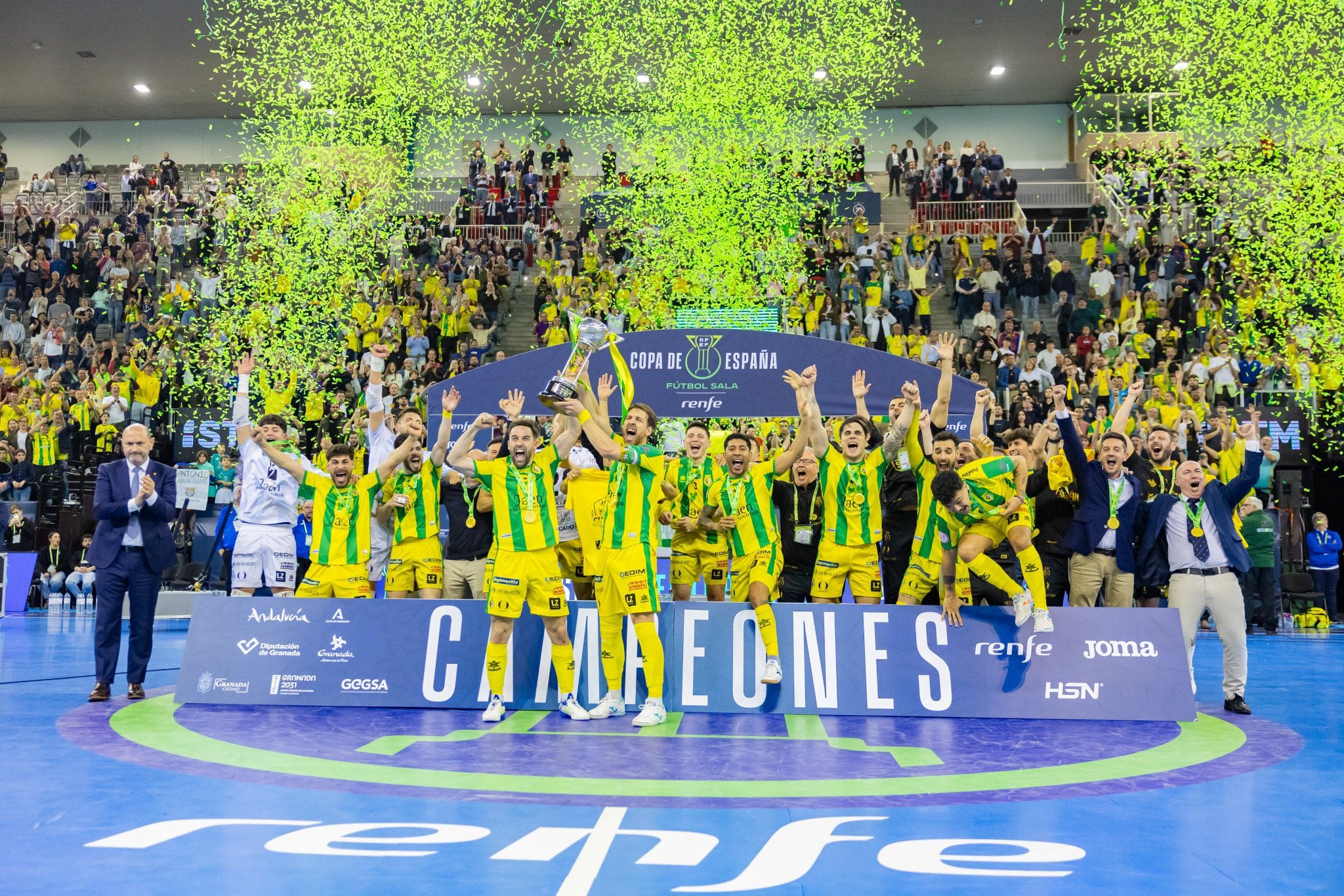 Los jugadores del Jaén Paraíso Interior recogen el trofeo de la Copa de España.