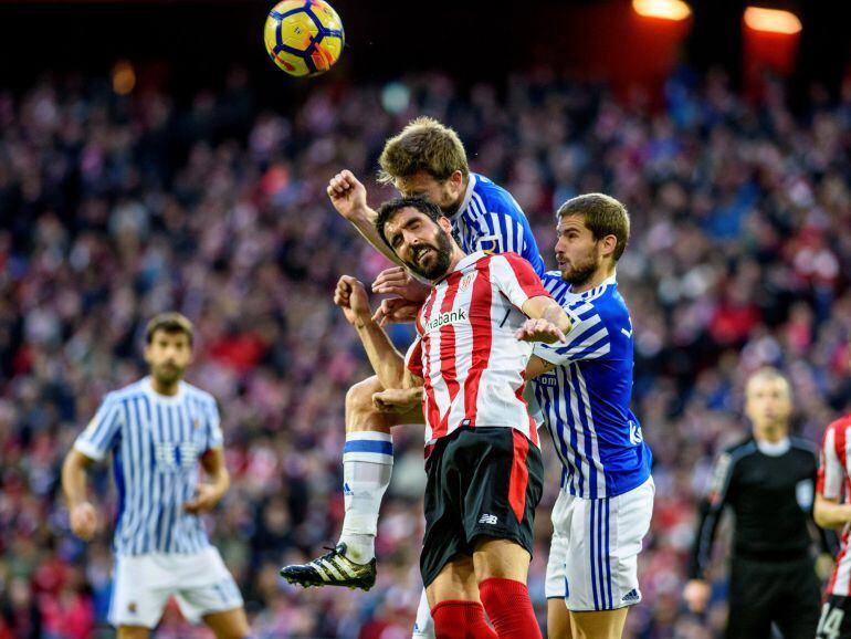 Raúl García e Illarramendi pelean un balón aéreo