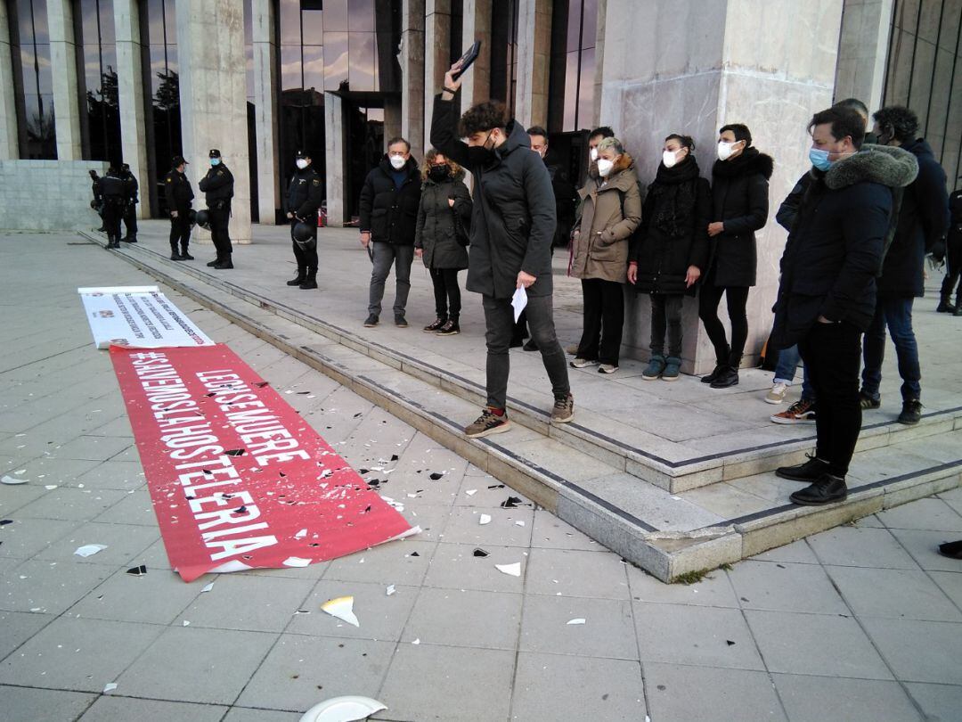 Una quincena de hosteleros leoneses en la concentración frente a la Delegación Territorial de la Junta