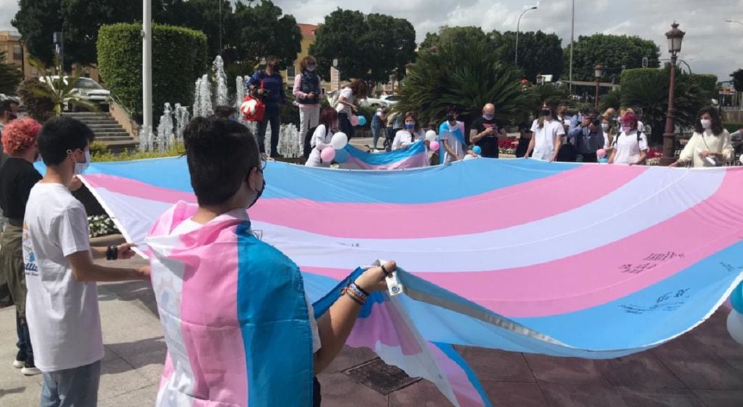 La bandera del Orgullo Transexual en la Glorieta de España, Murcia