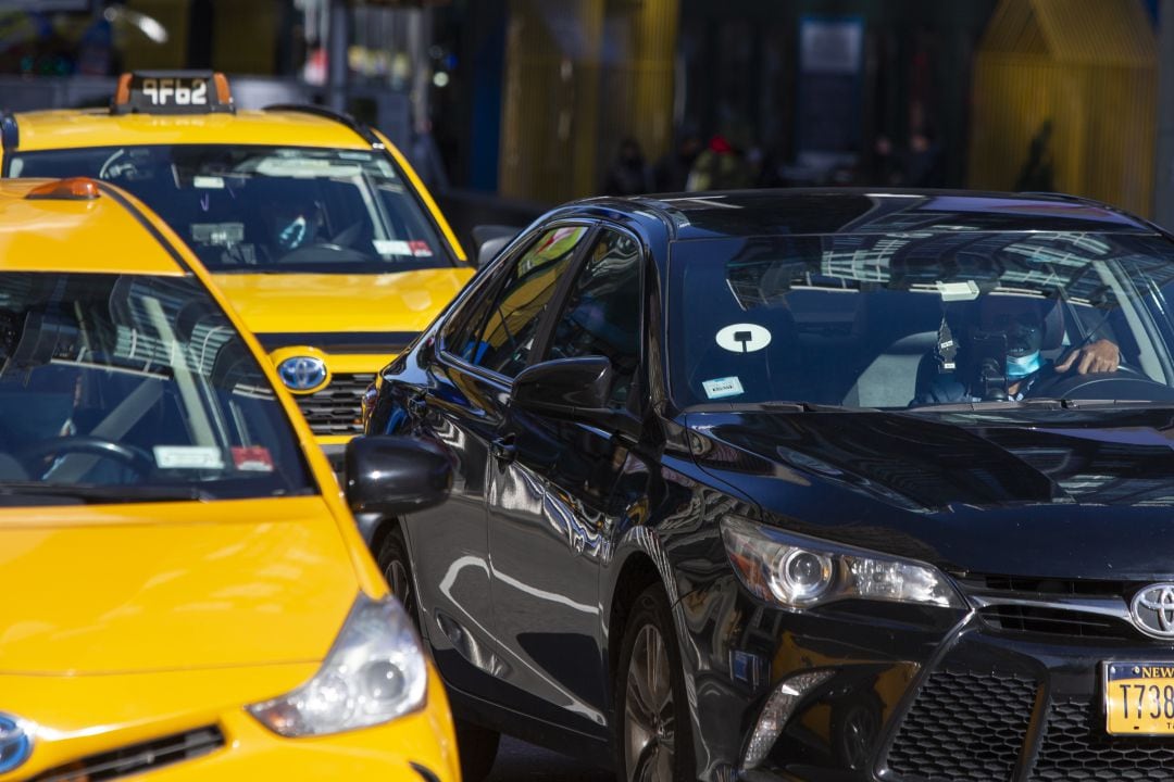 Un conductor de Uber conduce por una calle de Nueva York