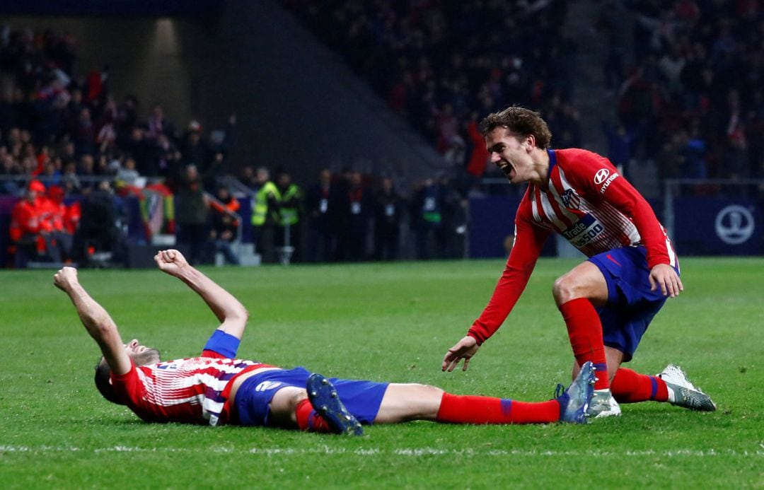 Godín celebra su gol con Griezmann