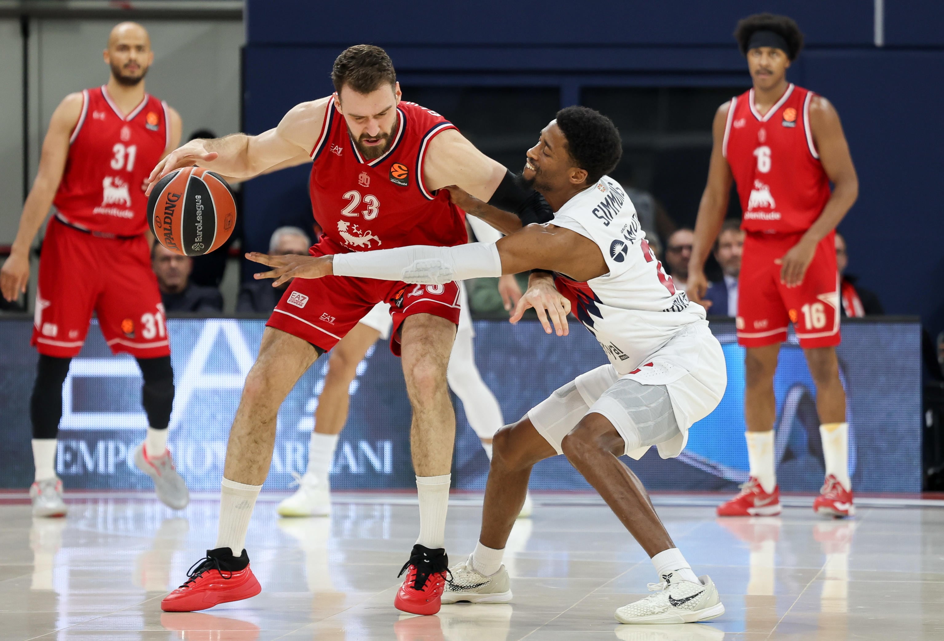 MILAN (Italy), 03/02/2026.- Marco Guduric of EA7 Emporio Armani Milano in action against Kobi Simmons of Baskonia Vitoria-Gasteiz during the Euroleague basketball match between EA7 Emporio Armani Milan and Baskonia Vitoria-Gasteiz in Milan, Italy, 03 February 2026. (Baloncesto, Euroliga, Italia) EFE/EPA/ROBERTO BREGANI