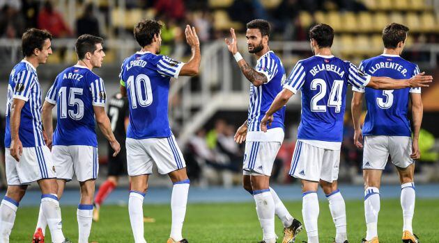 Los jugadores de la Real celebran uno de los goles de Willian José