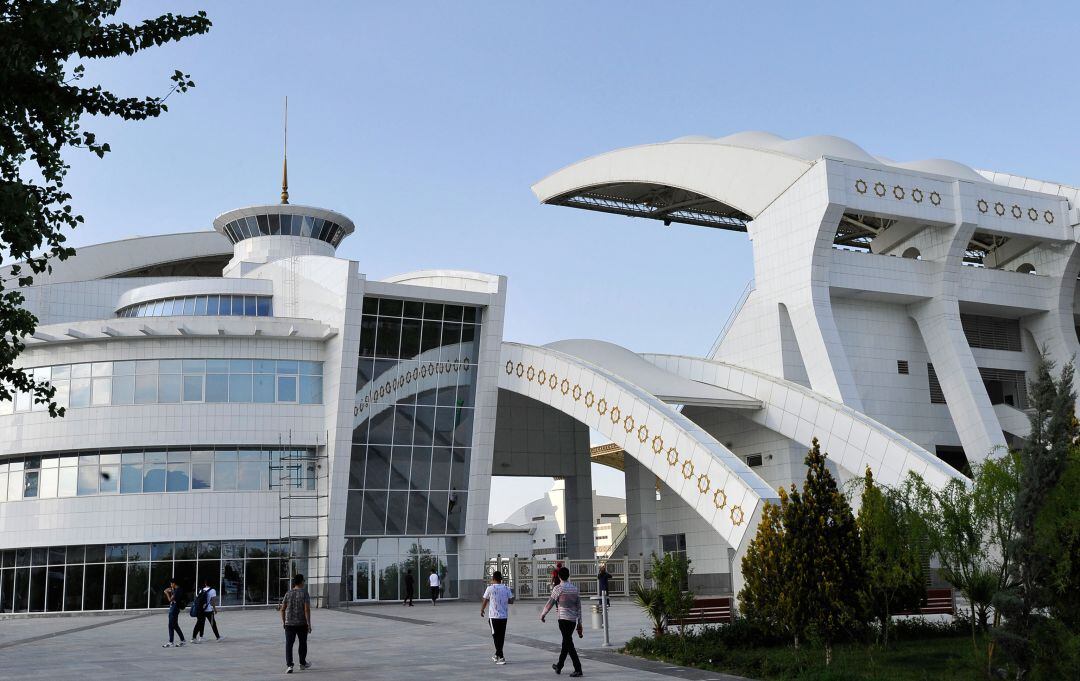 Un grupo de aficionados acuden a un estadio en Turkmenistán para disfrutar del partido entre el Altyn Asyr y el Kopetdag.