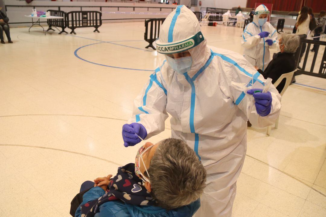 Sanitario realizando una prueba PCR