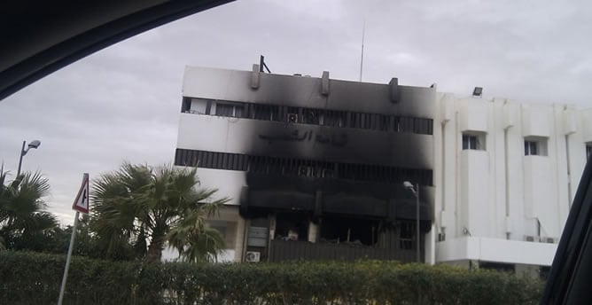 La web de opositores libios LibyaFeb17.com, de las pocas que ha logrado enviar imágenes de lo que esta pasando en Libia, publica una foto de los destrozos en un edifico público incendiado