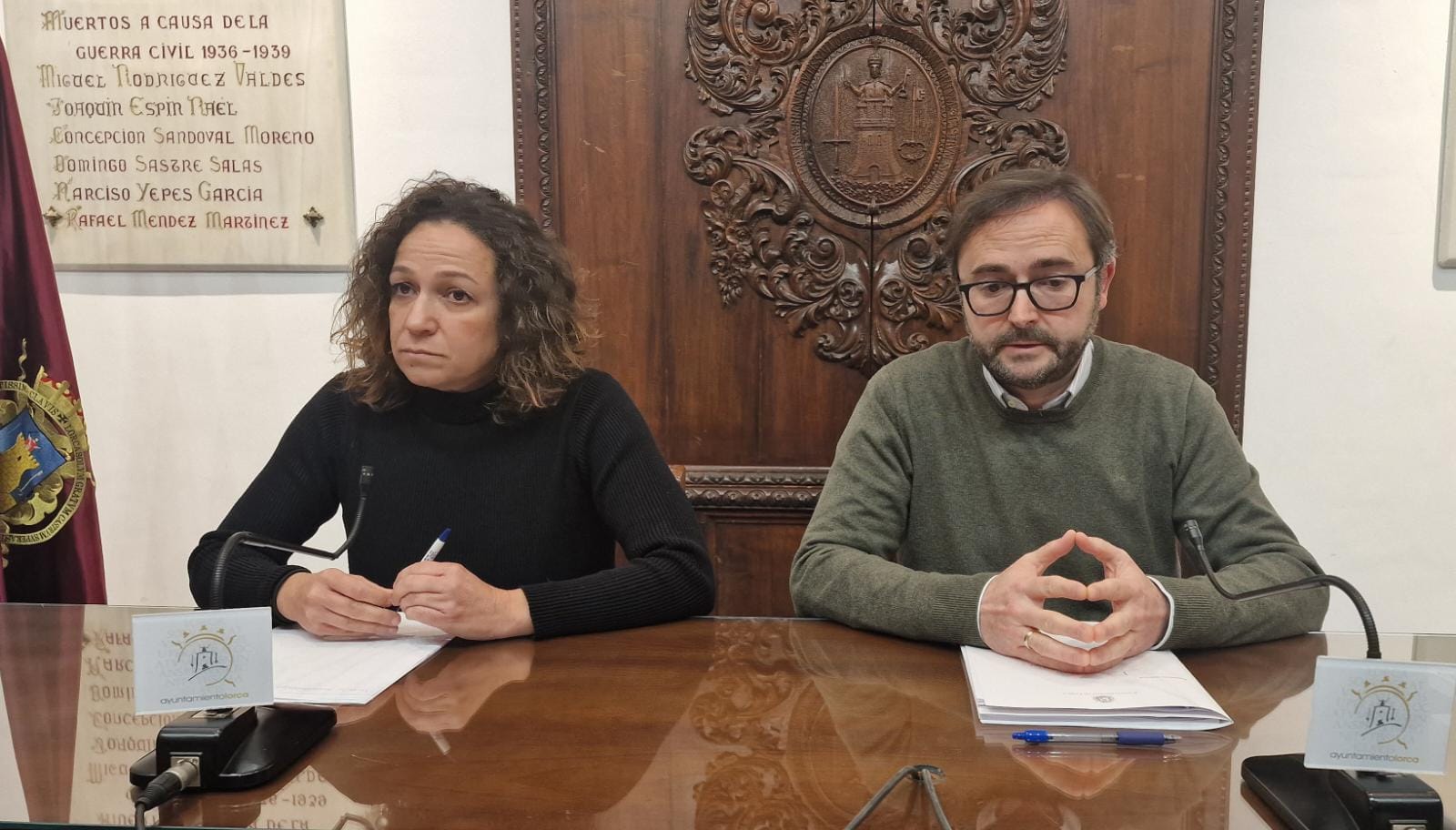 Imágenes de la comparecencia de los concejales del equipo de gobierno socialista de Lorca Isabel Casalduero e Isidro Abellán