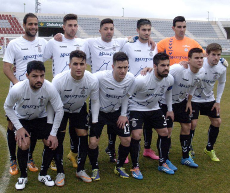 Camacho, de naranja, un seguro para el Conquense