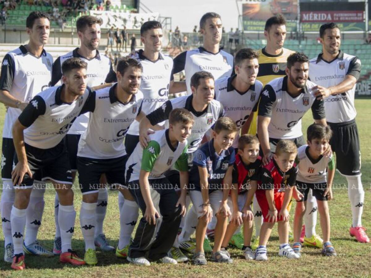 Cacereño y Villanovense juegan en casa ante Compostela y Jumilla