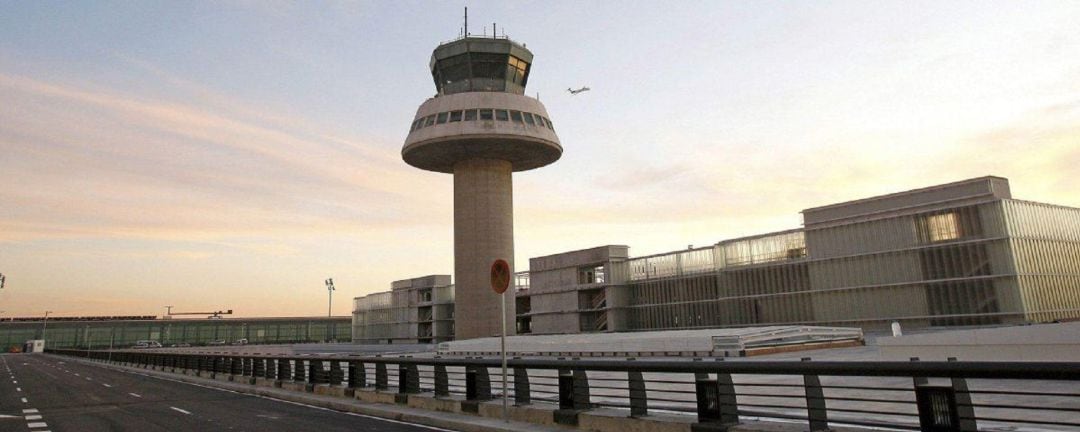 Exterior de la torre de control del aeropuerto de El Prat 