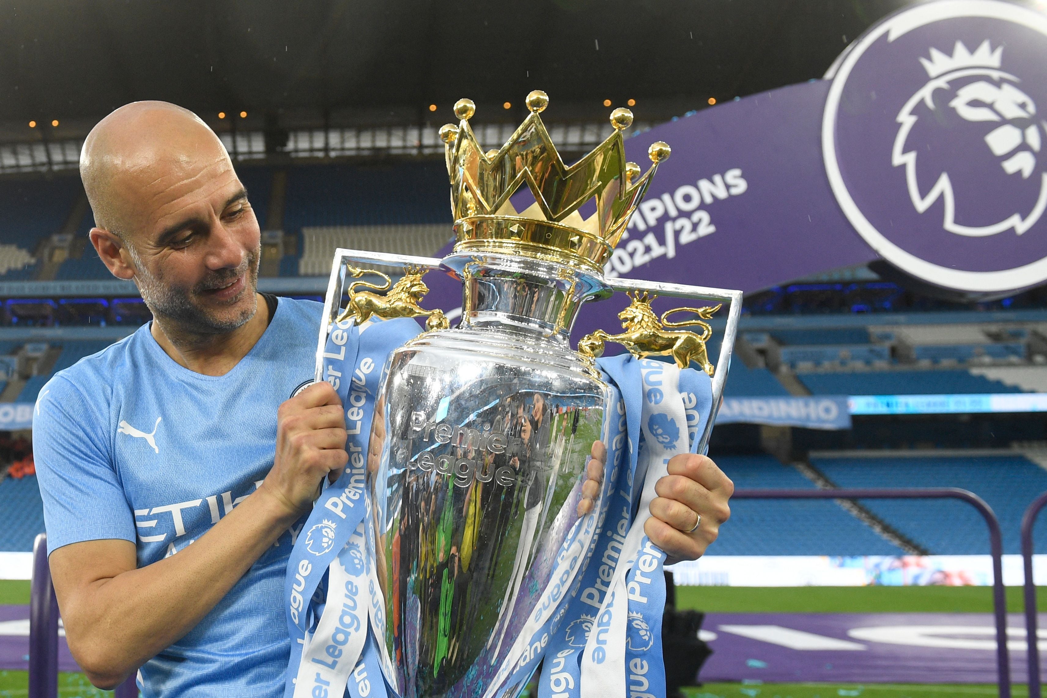 Pep Guardiola, entrenador del Manchester City, con el título de la Premier League