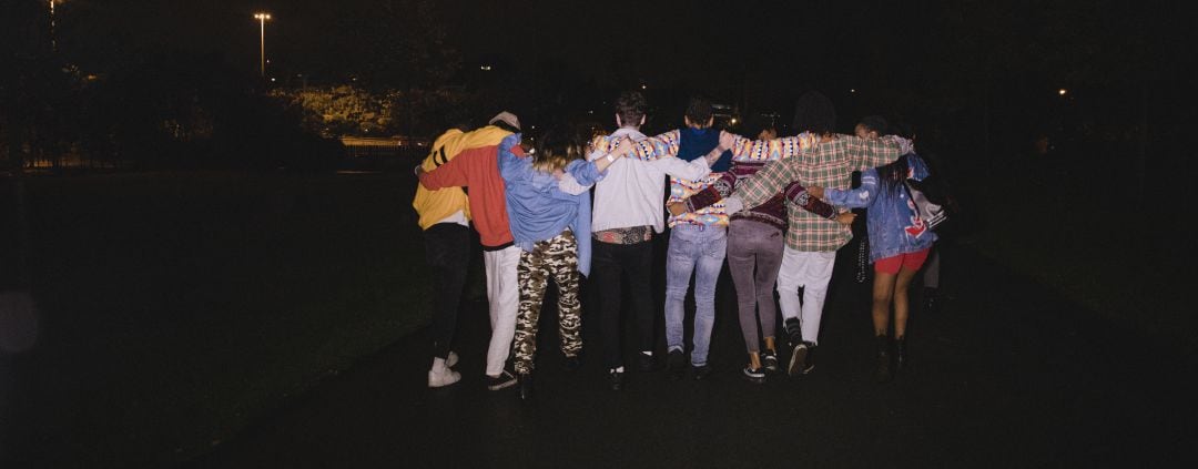 Grupo de jóvenes en un parque. Foto de recurso