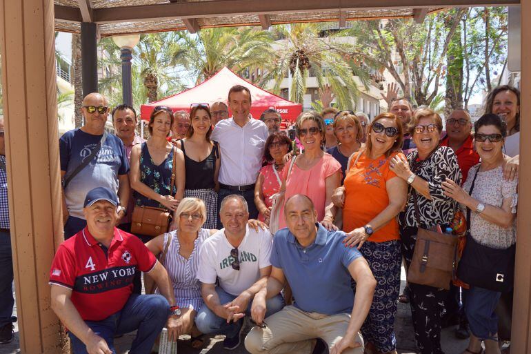 El PSOE en campaña en el barrio de Carrús