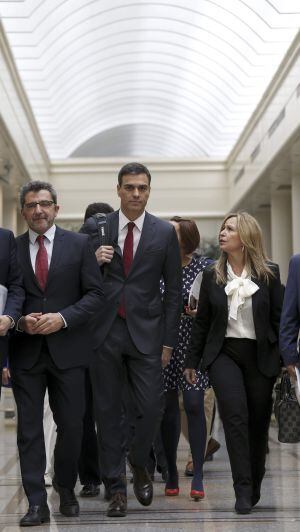 El líder del PSOE, Pedro Sánchez (c), a su llegada a la presentación de su propuesta para un nuevo Estatuto de los Trabajadores