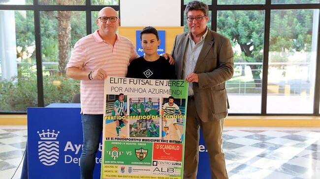 Jesús y Ainhoa Azurmendi, junto a José Ángel Aparicio, con el cartel del partido.