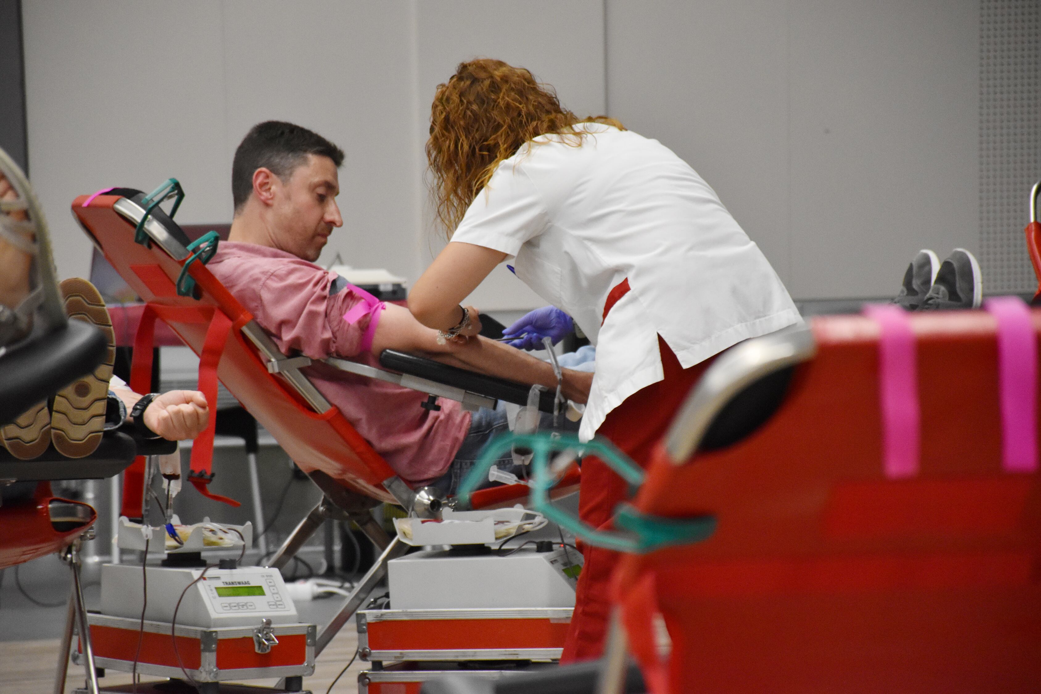 Un donant durant el procés d&#039;extracció en el marc de la tercera campanya de donació de sang de la Creu Roja Andorrana i el Banc de Sang i Teixits d&#039;enguany.